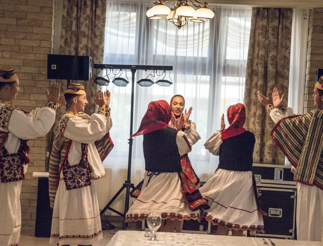Dansatori în costume populare