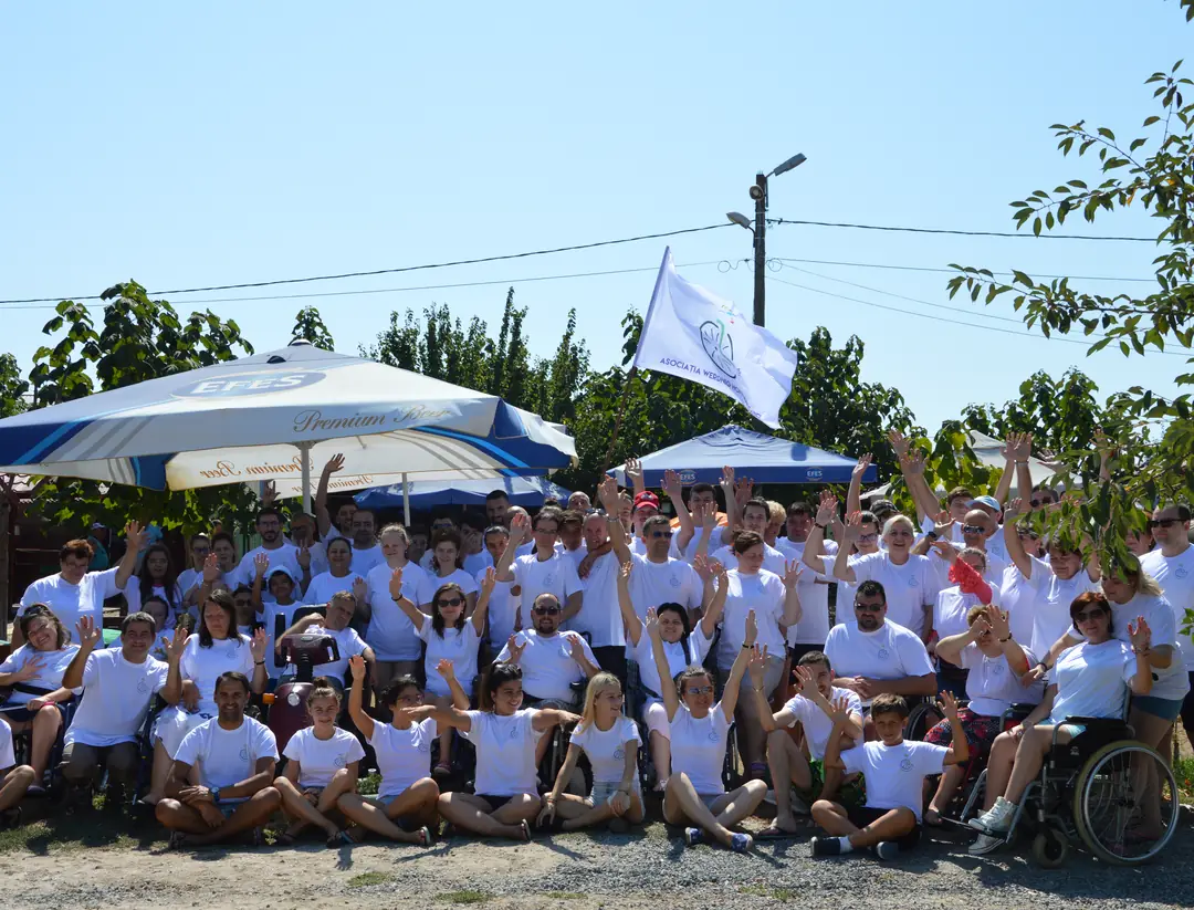 Participanții taberei, în tricouri albe, cu steagul asociației