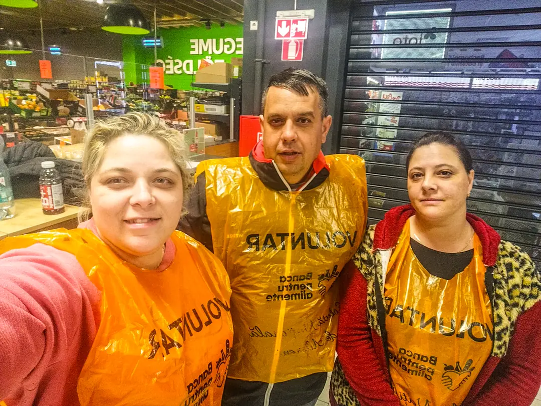 Voluntari la o colectă de alimente, într-un supermarket